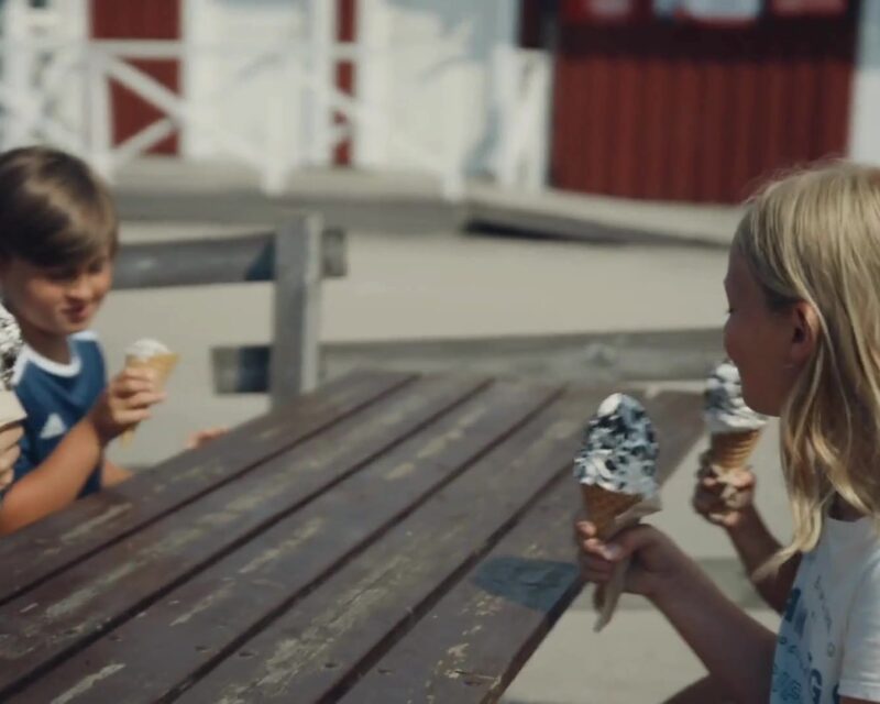 Barn som äter glass
