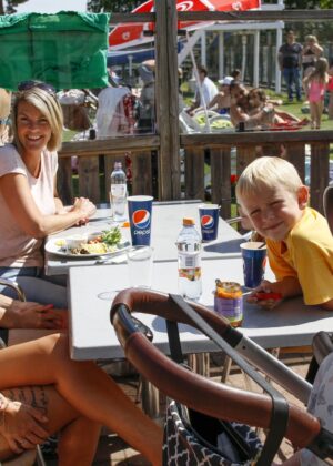 Gäster på restaurangens uteservering