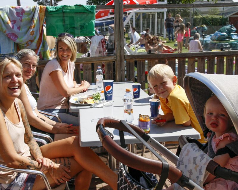 Gäster på restaurangens uteservering