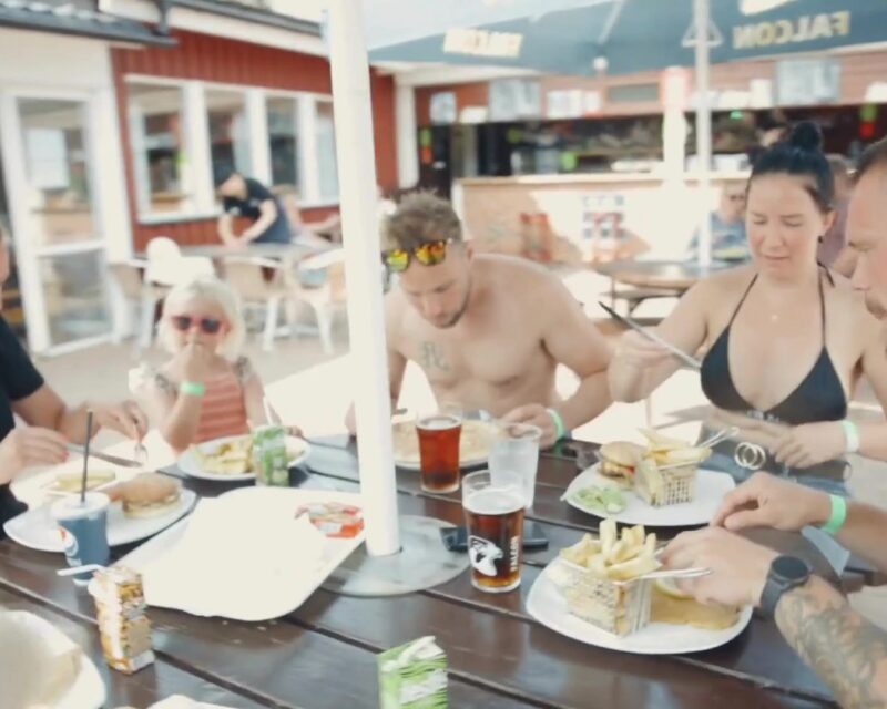 Familj som äter middag på terrassen
