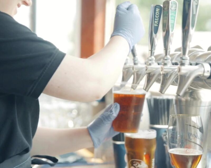 Öl som tappas i baren